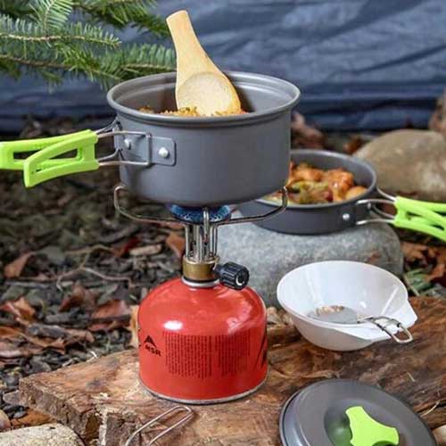 praktički set posuđa za kampiranje